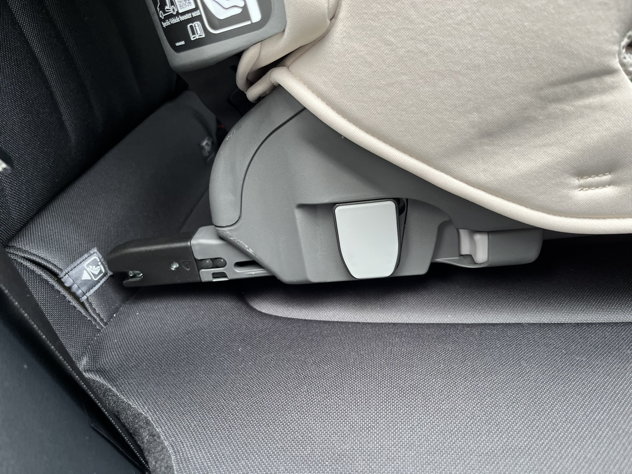 ISOFIX用の穴に差し込むだけ