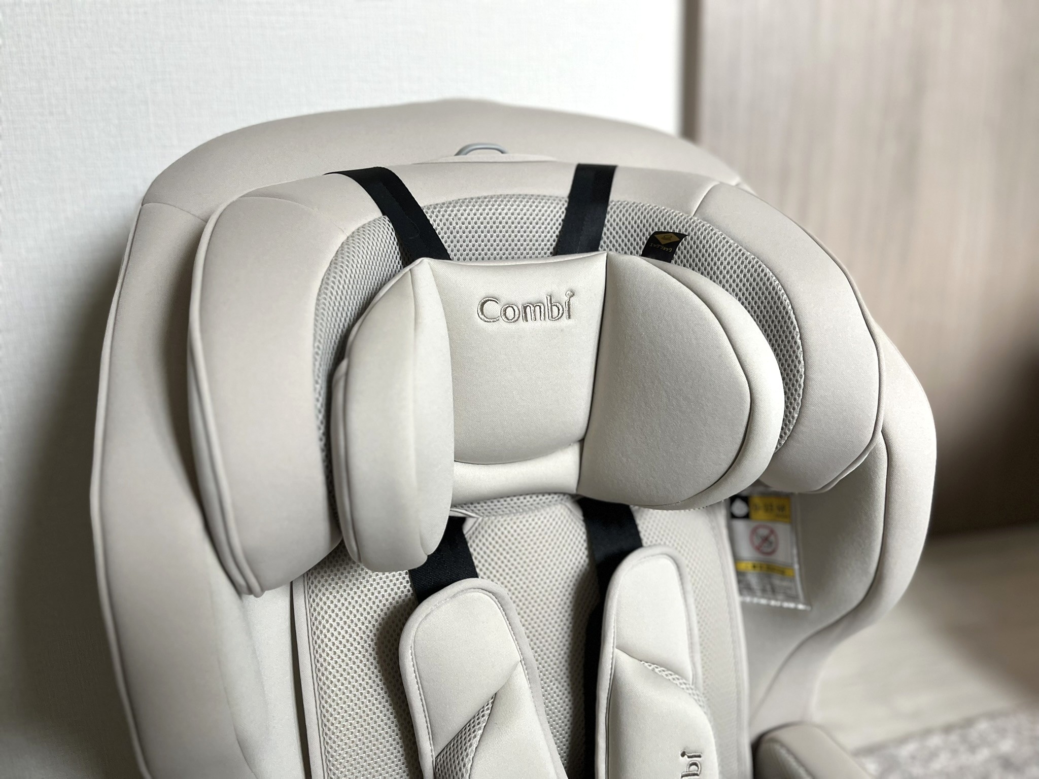 上のレバーを上下することで1段階に高さを調整可能