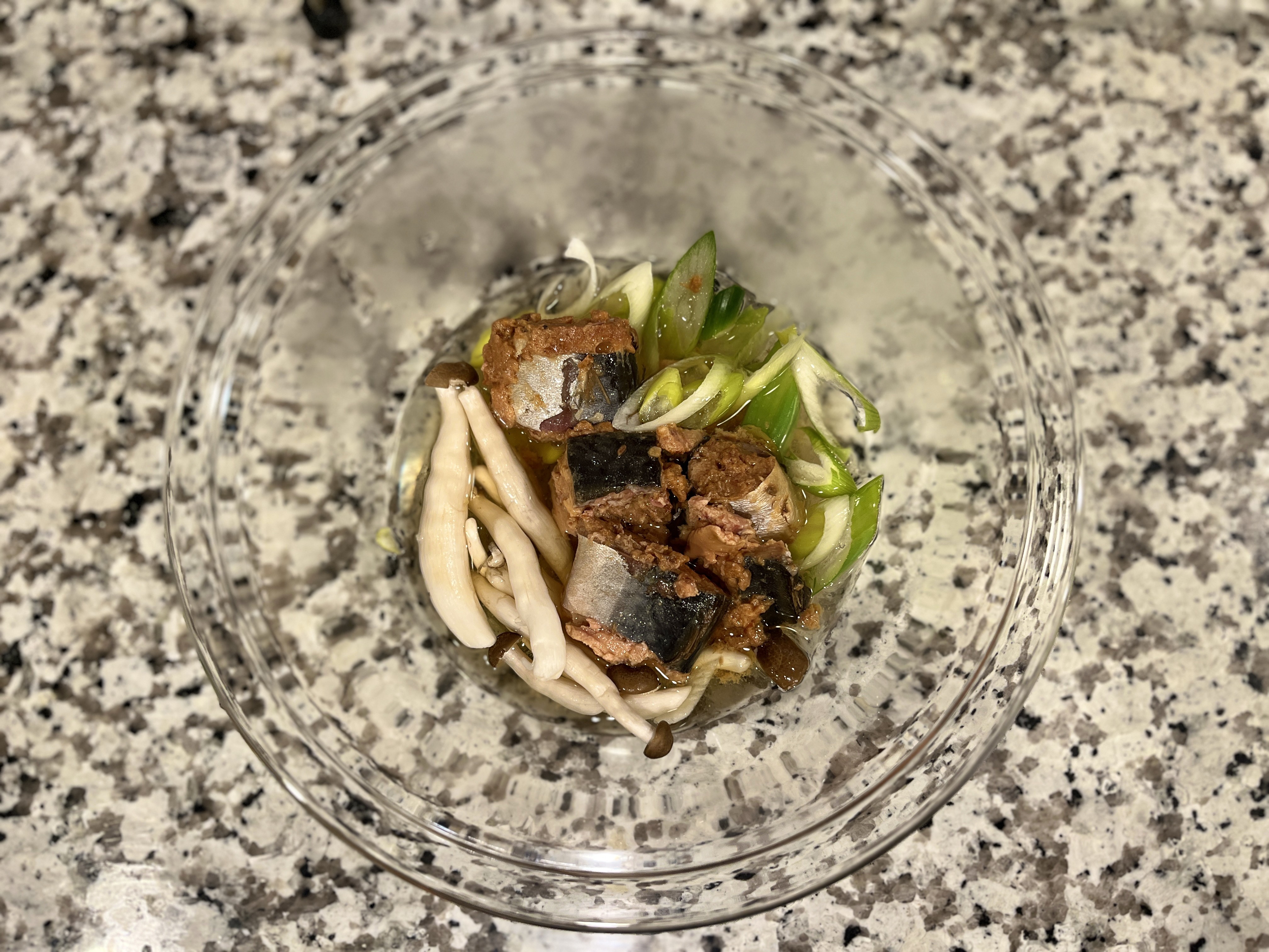 耐熱容器に具材を入れる